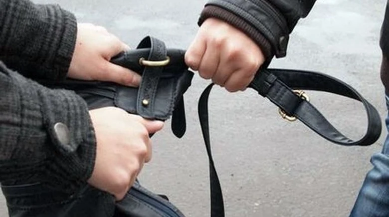 Двама задържани за уличен грабеж над жена в Радомир