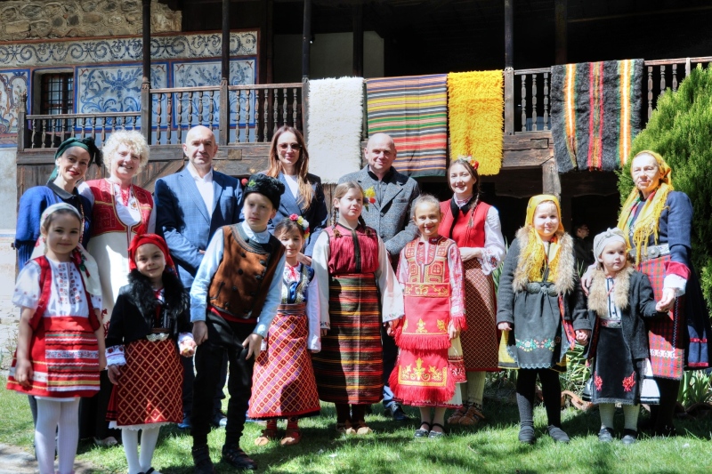 Традициите оживяват: Великденски обичаи събраха поколения във Веляновата къща и Добринище