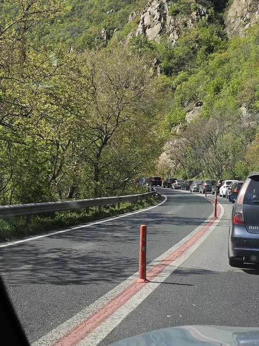Натоварен трафик в Кресненското дефиле: Шофьорите се сблъскват с бавни колони и изчакване