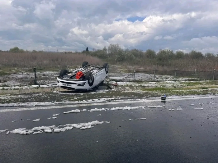 Пет катастрофи край Поморие: Кола се обърна по таван след леден дъжд и градушка