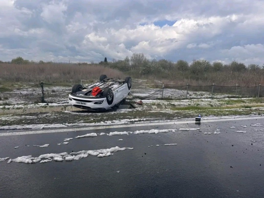 Пет катастрофи край Поморие: Кола се обърна по таван след леден дъжд и градушка