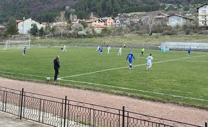 Германея се бори с човек по-малко, но отстъпи с 0:1 на Септември Симитли