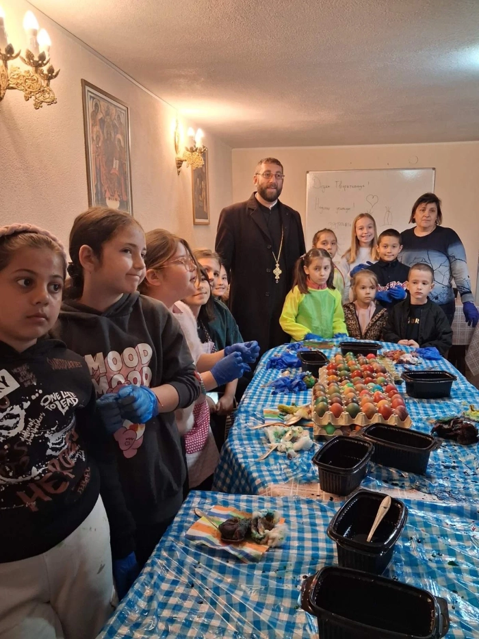 Великденско настроение! Деца шариха яйца в читалището на Крайници