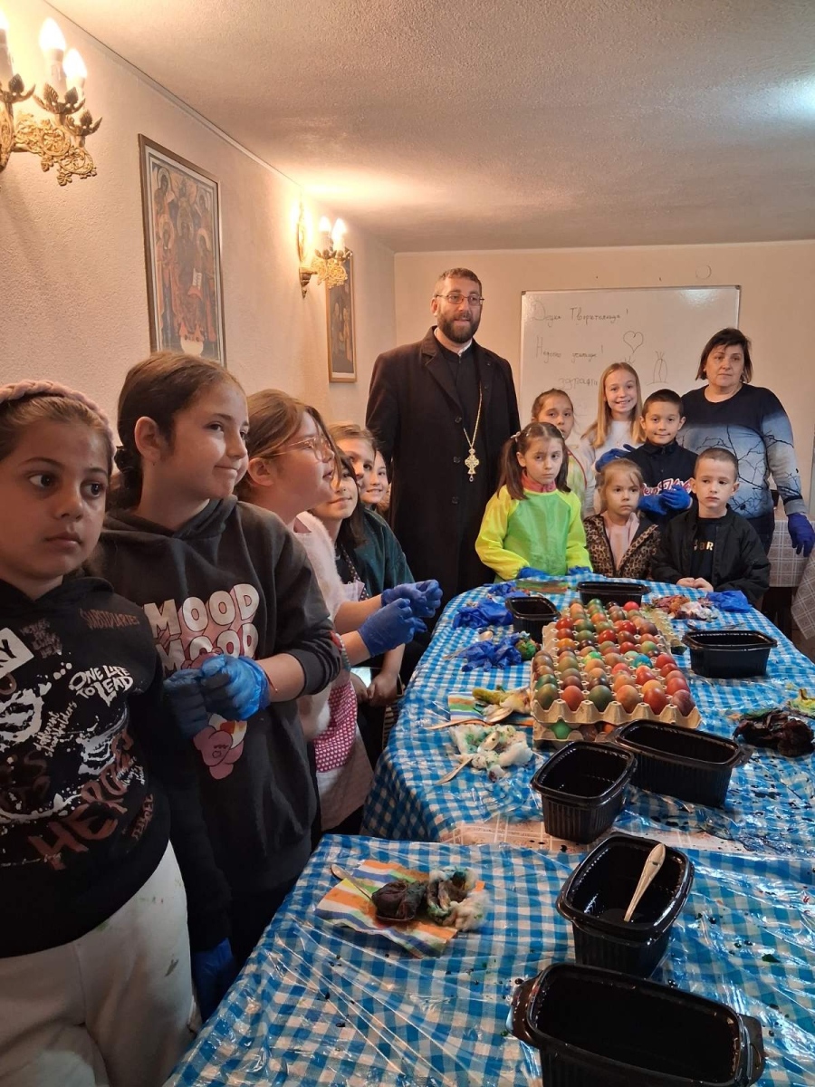 Великденско настроение! Деца шариха яйца в читалището на Крайници