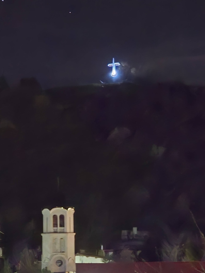 Кръстът над Дупница светна в навечерието на Великден