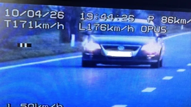 При ограничение от 50 км/ч: Жена шофира със 176 км/ч, „за да не ѝ изгорят козунаците“