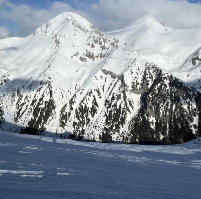 Повишена лавинна опасност в Пирин заради силен вятър и навявания