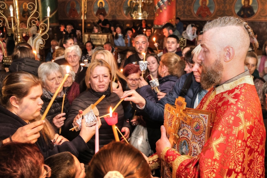 Банско посрещна Възкресение Христово със стотици вярващи и богата празнична програма