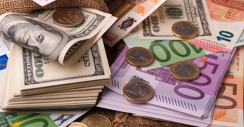 Еврото отстъпва леко спрямо долара в началото на новата седмица