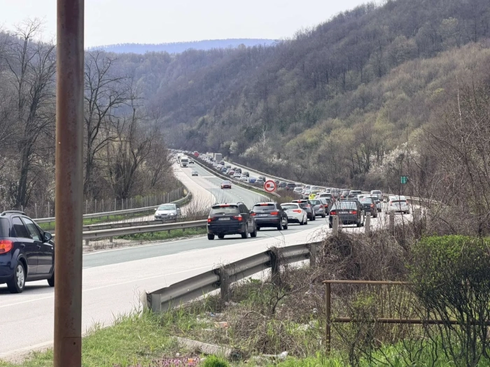 25-километрова тапа на АМ „Хемус“: Задръстването стигна до Ботевград заради аварирал камион