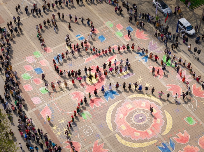 Целият град на площада: Кюстендил разтърси всички с грандиозно хоро за Бенджи 