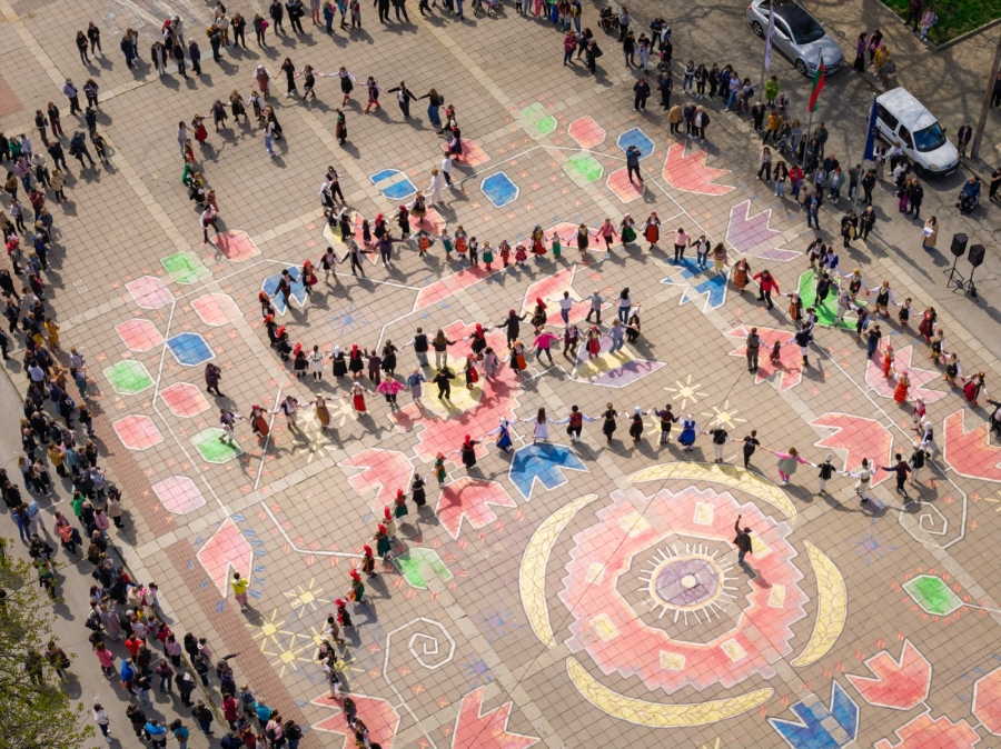 Целият град на площада: Кюстендил разтърси всички с грандиозно хоро в подкрепа на Бенджи 