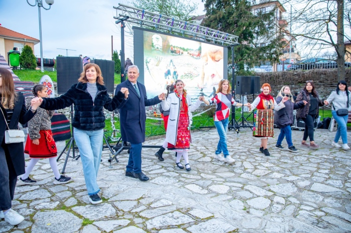 Премиера под открито небе! Филм на режисьора Радослав Страхилов представи великденските традиции в село Баня