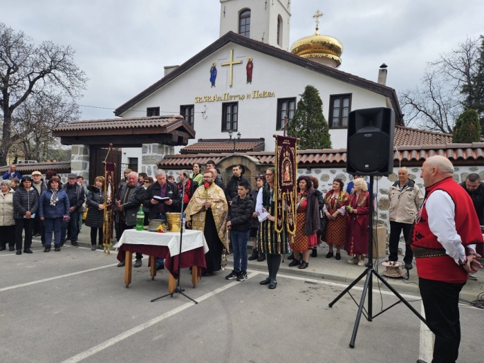 Добринище празнува с литийно шествие, пролетни игри и поръсени коне за благополучие