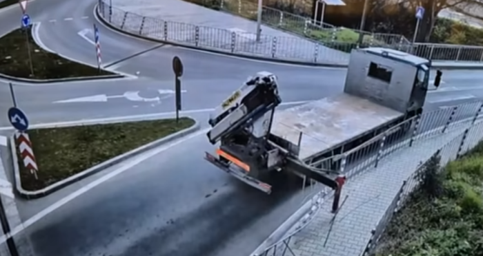 Шофьор на камион избяга, след като помете тротоарно ограждение в Стара Загора