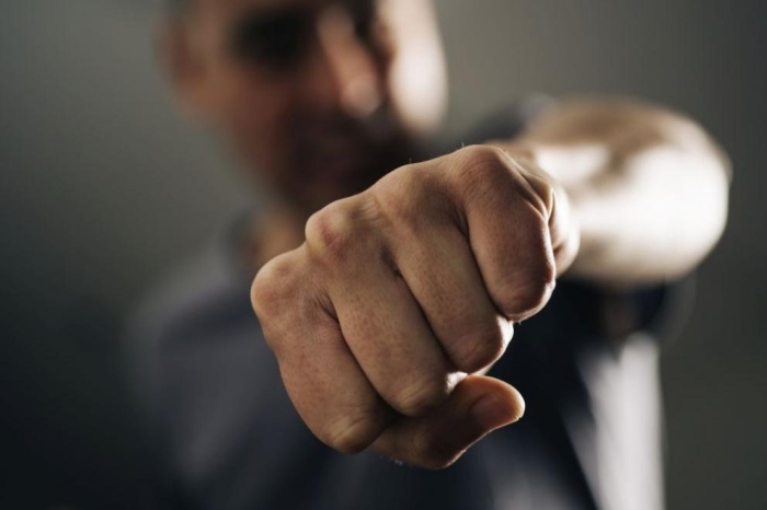 Баща под домашен арест заплаши с убийство дъщеря си в Ихтиман, мъж от Самоков преби партньорката си