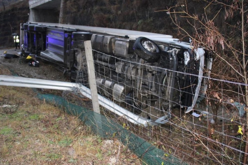 Турски камион се вряза в сграда в новозагорското село Богданово, шофьорът загина на място