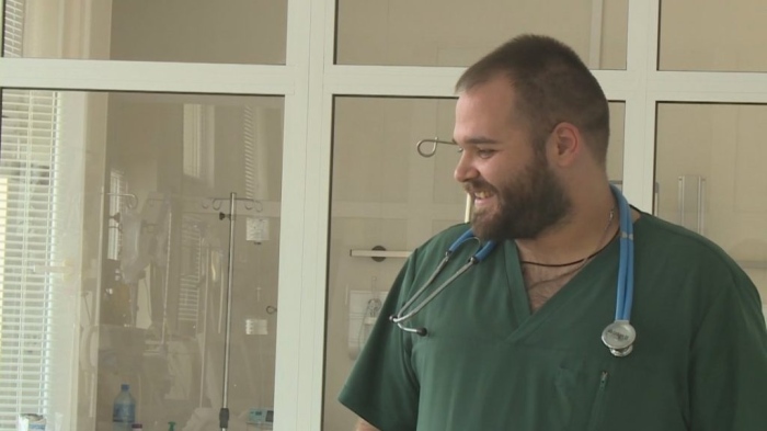 Историята на един лекар – иподякон:  В  болницата д-р Ивайло Парев от Разлог се бори за живота, в храма – за душата