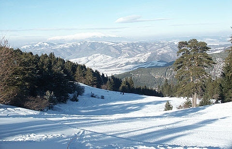 Пожарникари теглиха закъсало в преспи БМВ с дете на Паничище