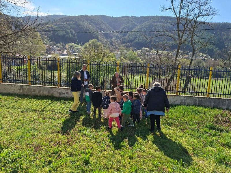 Ученици станаха лесовъди за един ден - учиха за гората в Рила