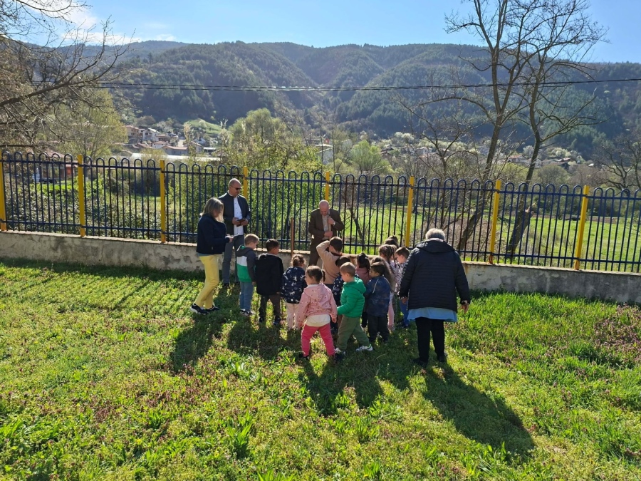 Ученици станаха лесовъди за един ден - учиха за гората в Рила