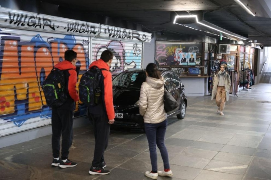 Глоби за 76 евро получи мъжът, оставил неволно кола да се спусне в подлеза на Орлов мост (Видео, Снимки) 