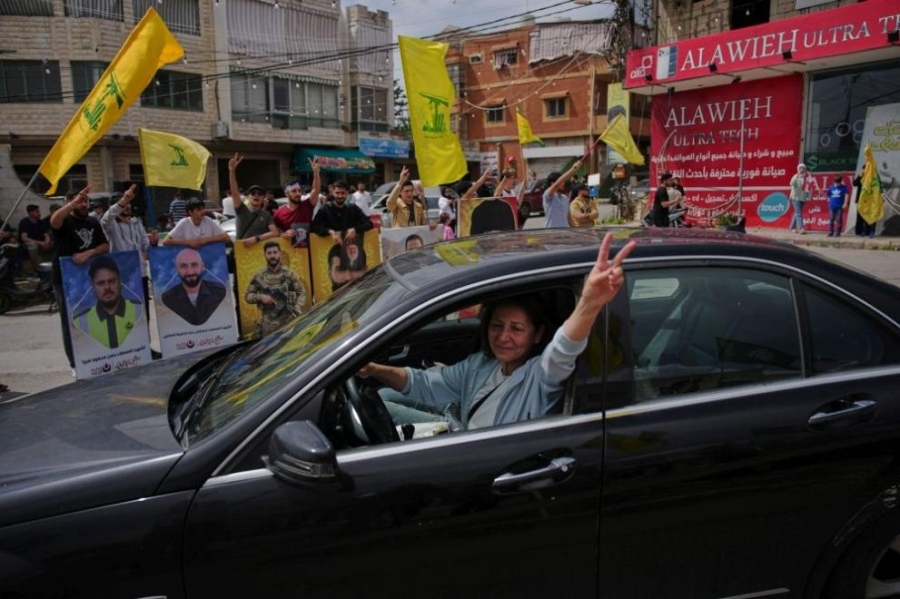 Хиляди ливанци се завръщат по домовете си след влизането в сила на примирието с Израел