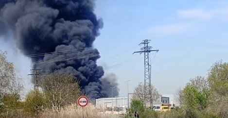 Голям пожар избухна в автоморга в Индустриалната зона на Пловдив 