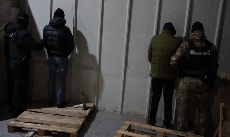 Окръжен съд – Кюстендил остави зад решетките, обвиняемите от разбитата нелегална фабрика за цигари в Дупница