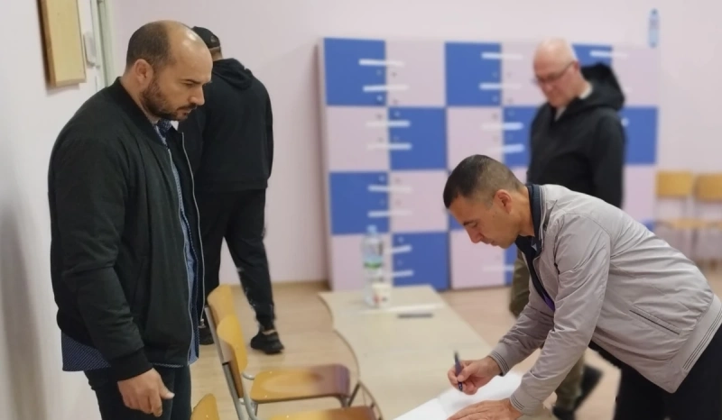 Изборният ден в Буковлък започна с напрежение и скандал