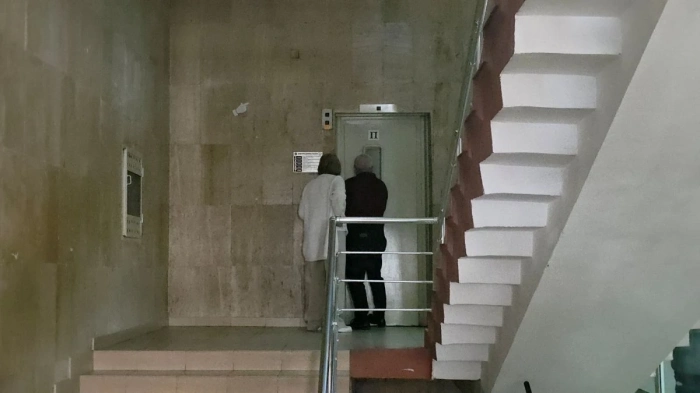 Представители на РИК – Благоевград заседнаха в асансьор