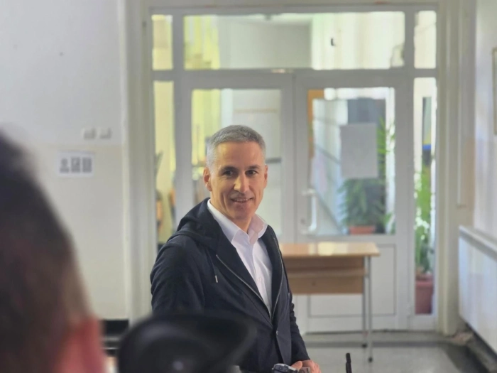 Премиерът Андрей Гюров гласува в Благоевград с машинен вот: В парламента трябва да се влиза с идеи, не с пачки