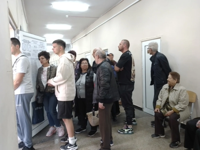 Опашка от избиратели се изви пред 3-та секция в Механото в Дупница около обяд (Обновено)