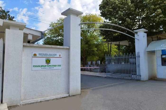 Задържаха двама гранични полицаи за трафик на мигранти