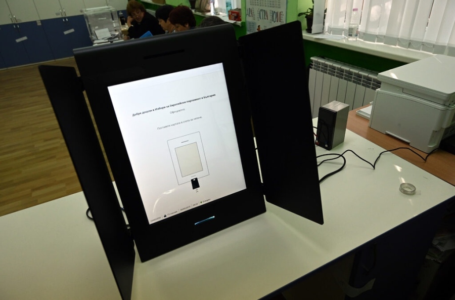 Машинното гласуване спряно в секция в Радомир заради технически проблем