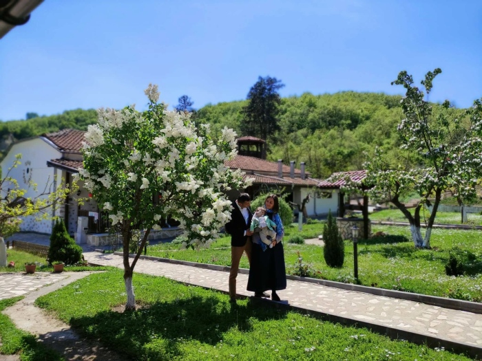 Избори сред светлина: Младо семейство от Благоевград кръсти рожбата си в Златолист