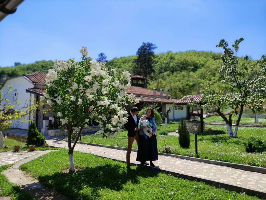 Избори сред светлина: Младо семейство от Благоевград кръсти рожбата си в Златолист
