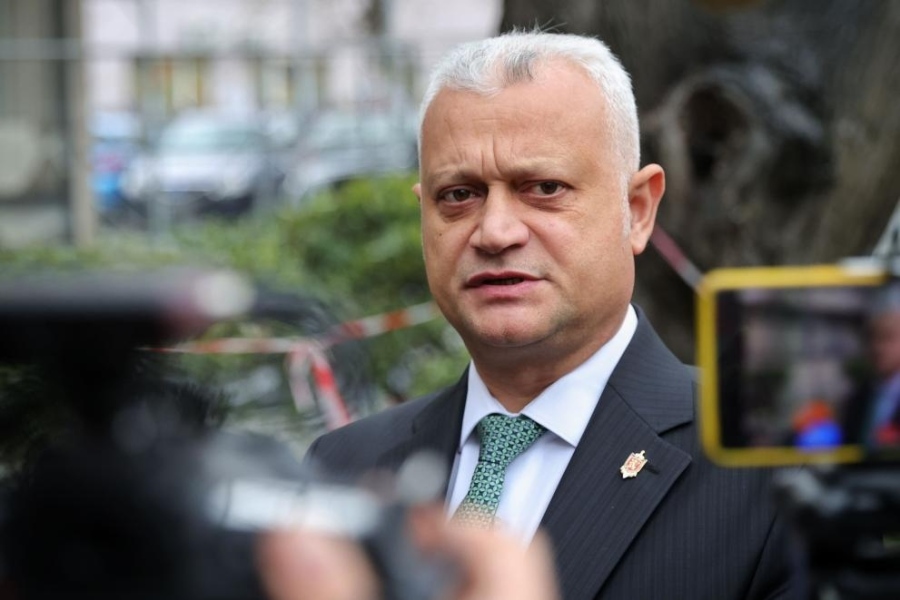 Член на СИК и кметска дъщеря пускали бюлетини от името на други хора