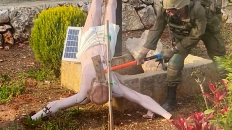 Израелски войник разби с чук статуя на Исус Христос в Ливан