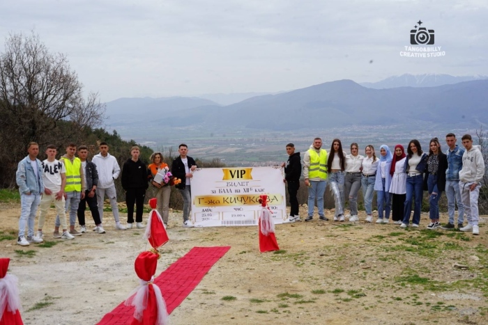 Абитуриенти от Рибново връчиха вип билет за бал на червен килим сред природата 