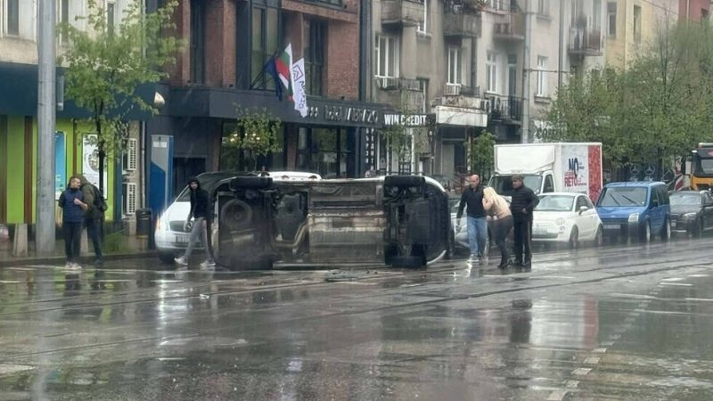 Линейка се обърна в София, виновният за катастрофата шофьор избяга