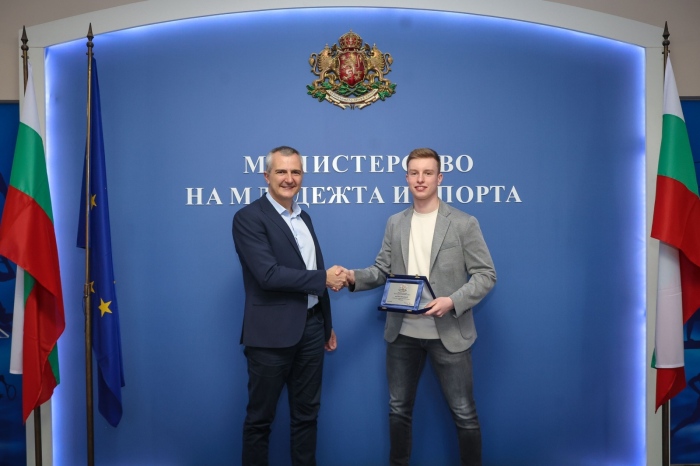 Министърът на спорта награди дупнишкия талант Йоан Величков за серия от успехи