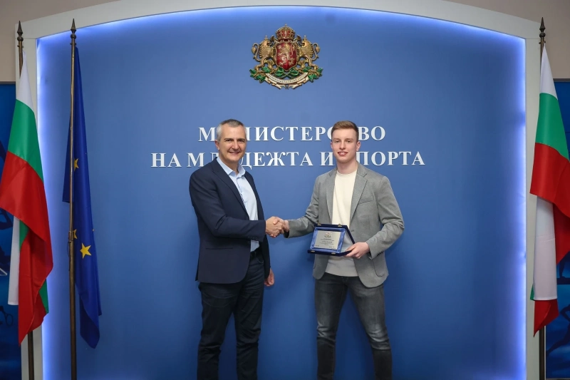 Министърът на спорта награди дупнишкия талант Йоан Величков за серия от успехи