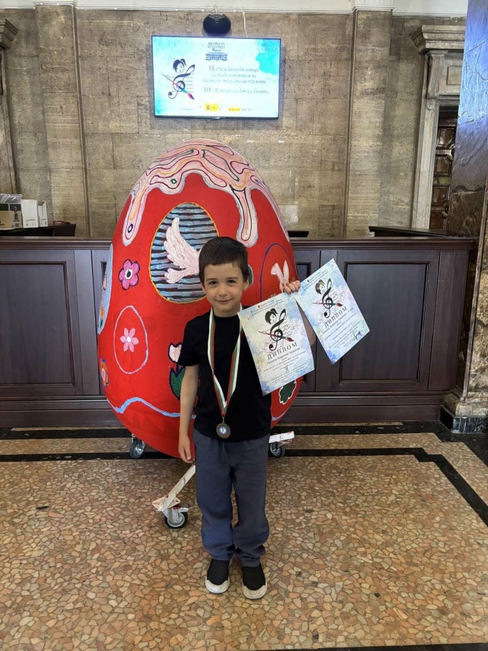 Малкият пианист Никола Андонов от Благоевград спечели бронз и специална награда в Перник