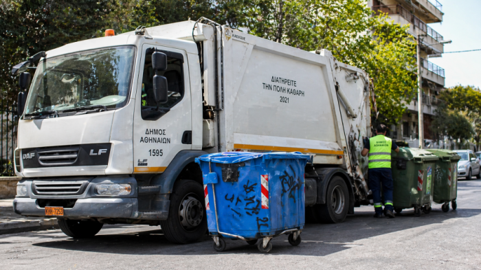 Бездомник се събуди в коша на боклукчийски камион в Солун