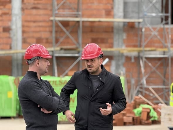 Новият физкултурен салон в Самоков вече „расте“ – започна монтажът на конструкцията