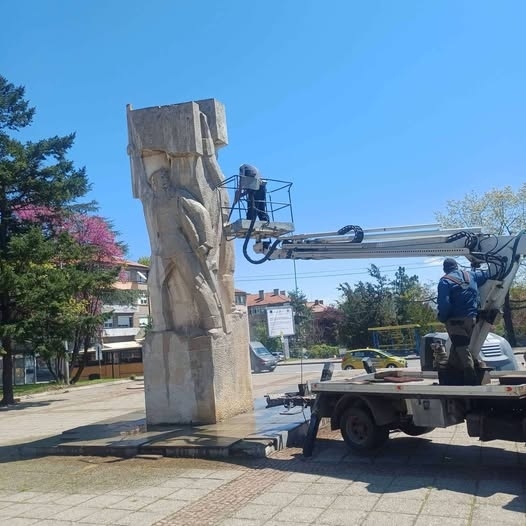 Община Кюстендил продължава почистването и поддръжката на паметниците