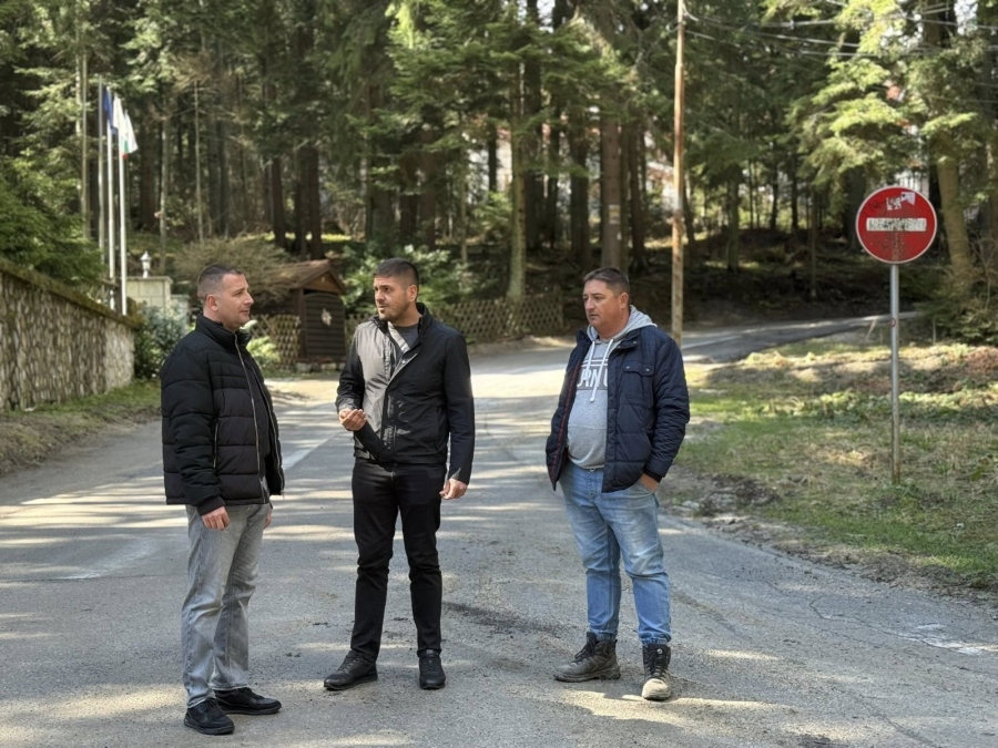 След зимата: започна ремонт на улици в Боровец