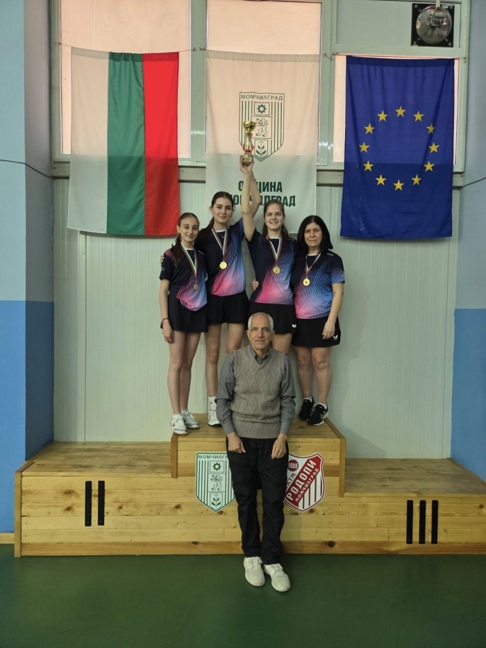 “Марек 76” вдигна шампионската купа по тенис на маса  “А” група жени