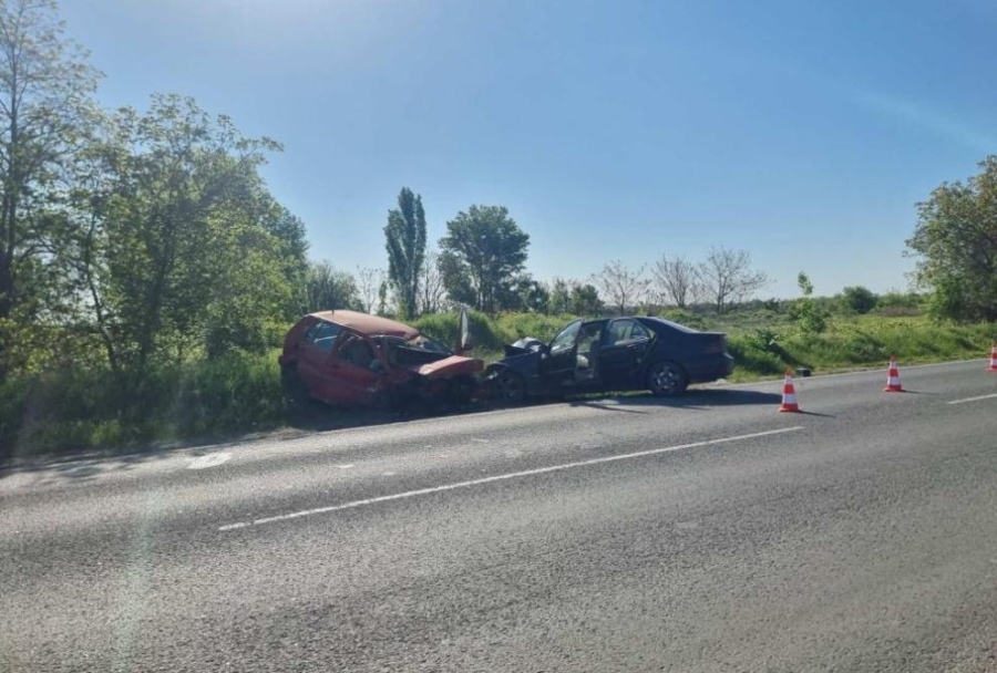 Мъж загина, а трима души са в болница след катастрофа между две коли